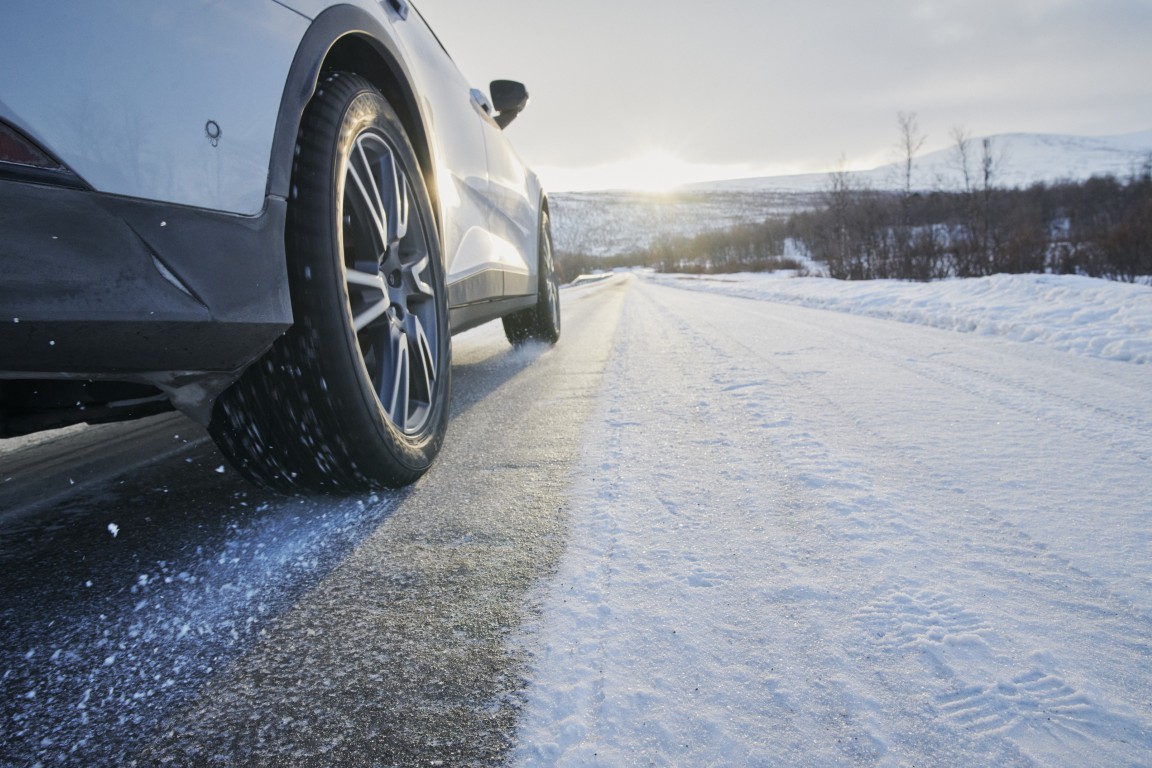 Nokian Hakkapeliitta 01 nagladekk á bíl í vetrarfærð